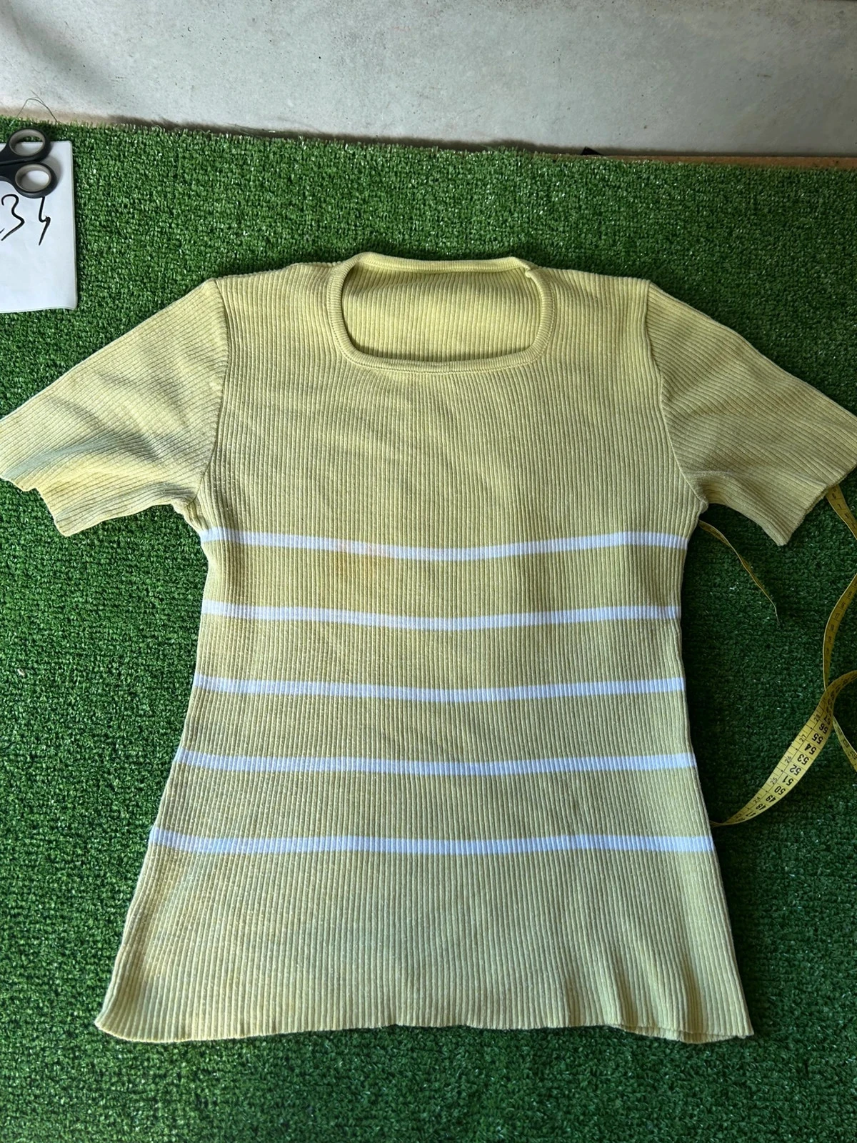 T-shirt vert pomme à rayures blanches